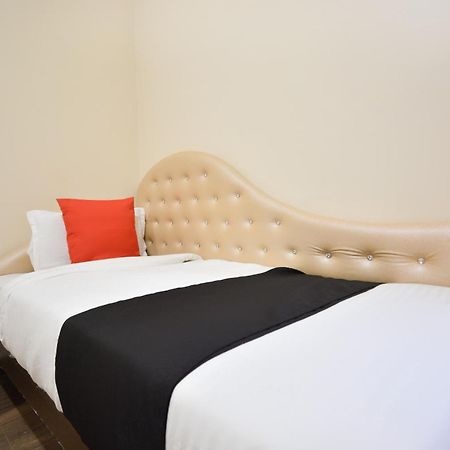 Capital O Moments Inn Amritsar Bagian luar foto