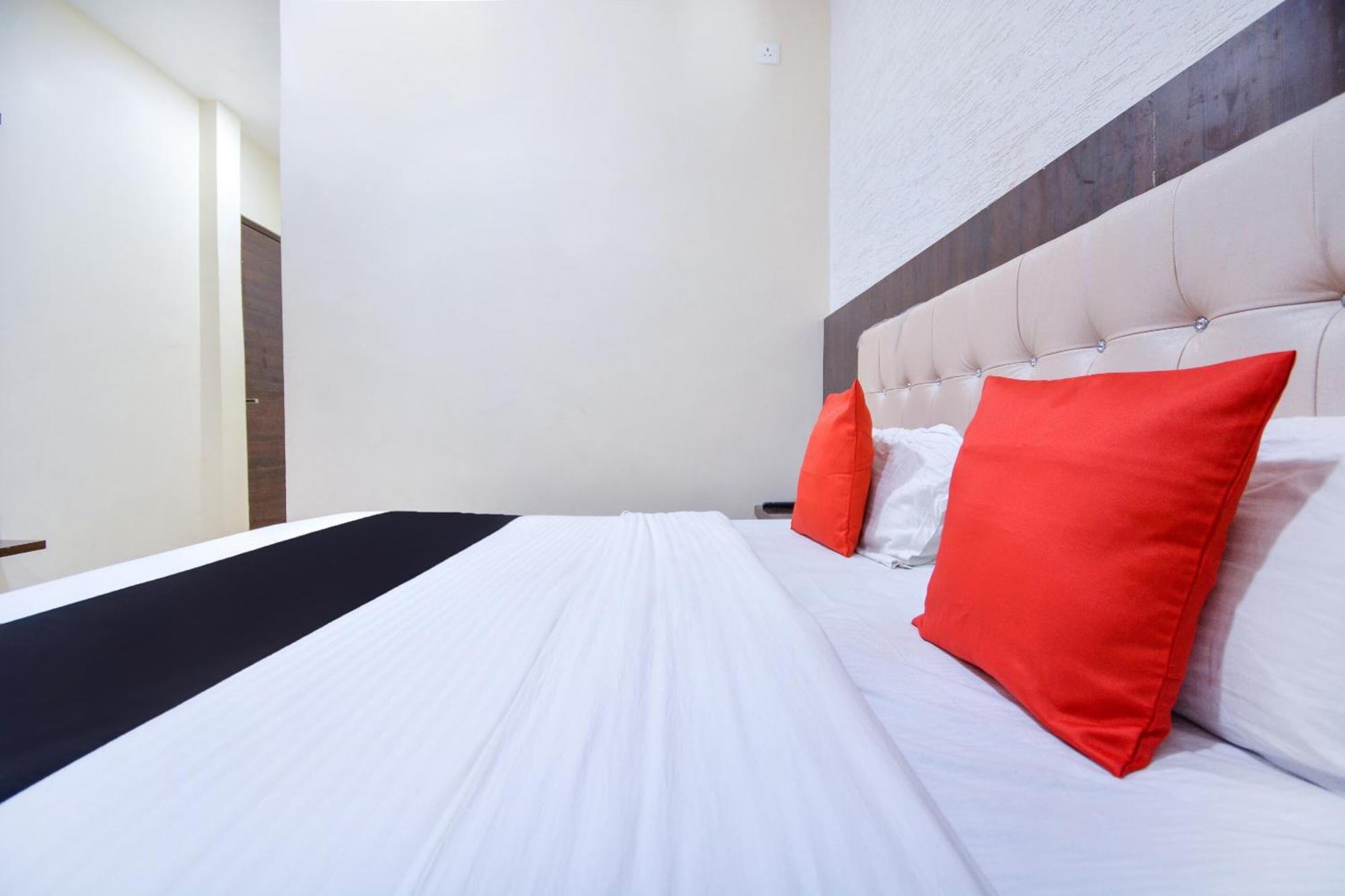 Capital O Moments Inn Amritsar Bagian luar foto