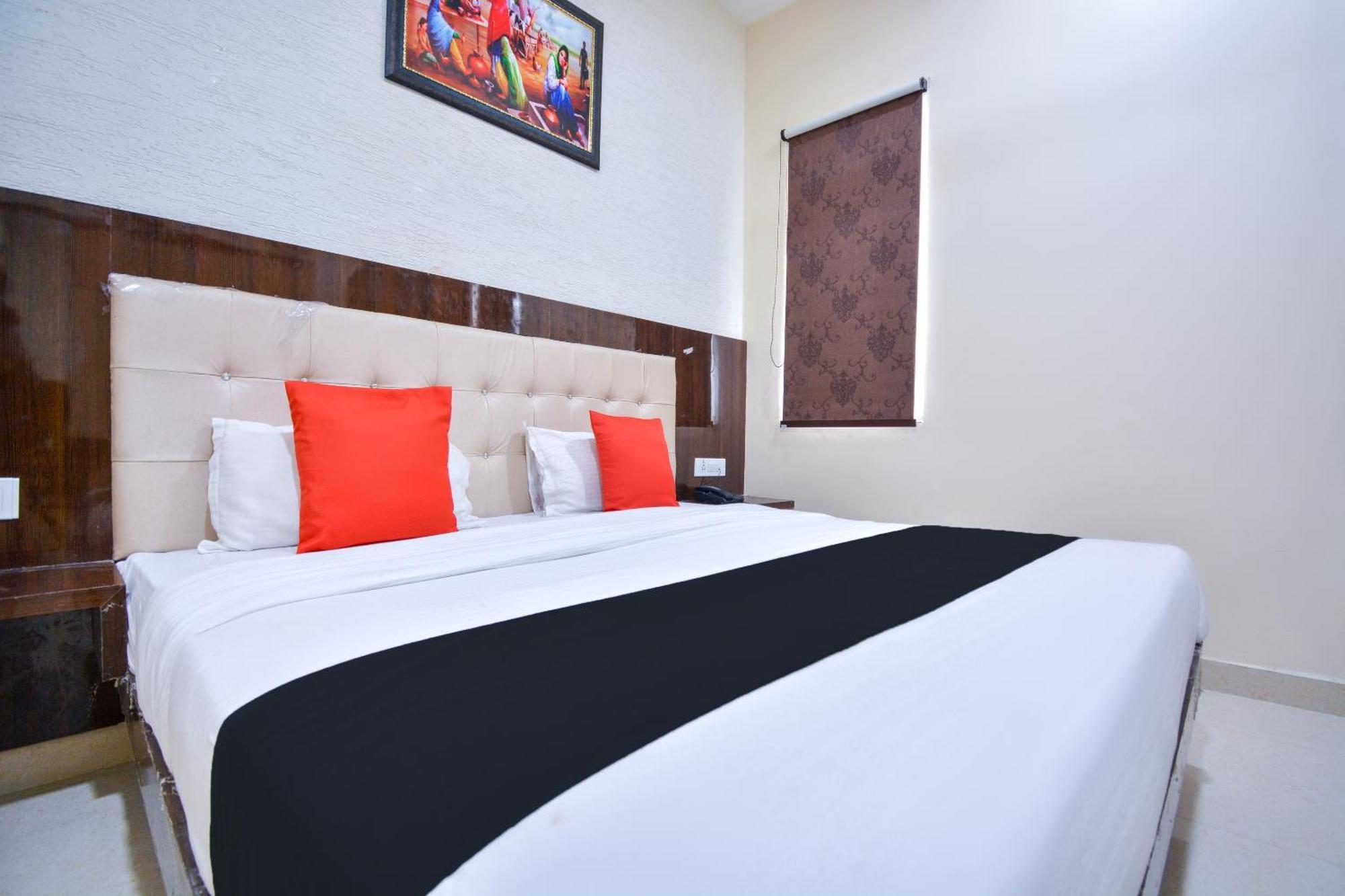 Capital O Moments Inn Amritsar Bagian luar foto
