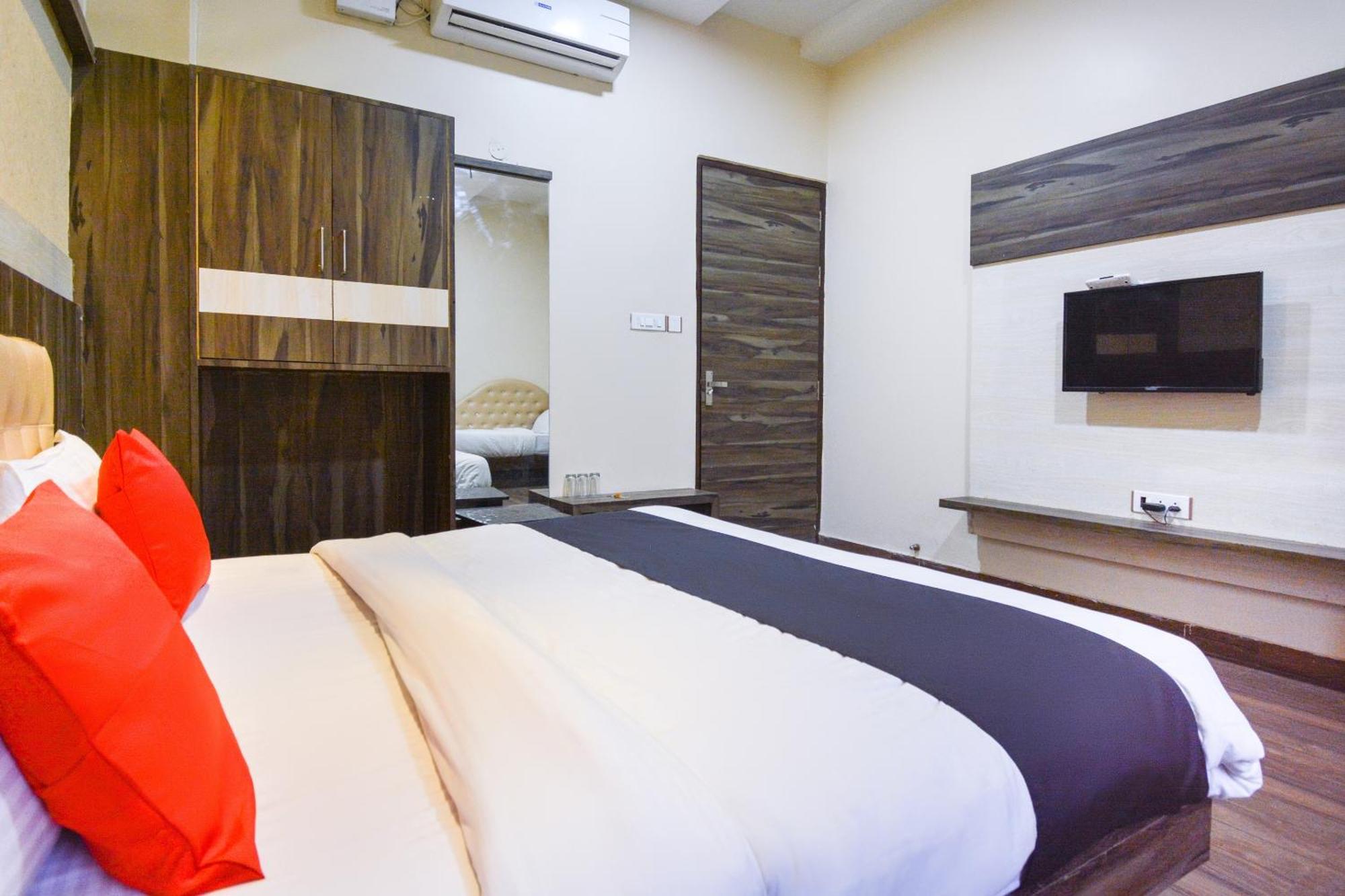 Capital O Moments Inn Amritsar Bagian luar foto